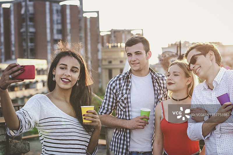 直播情侣订婚图片素材