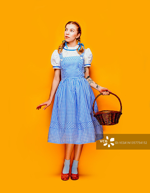 穿红鞋的年轻农家女孩图片素材