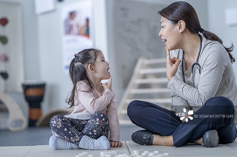 在语音治疗中进行发音训练图片素材