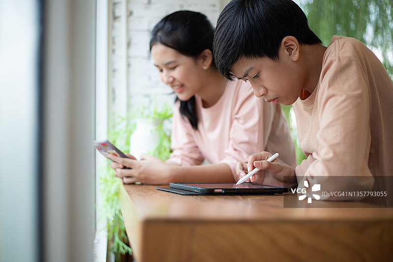 青少年在家使用智能手机的快乐 портрет图片素材