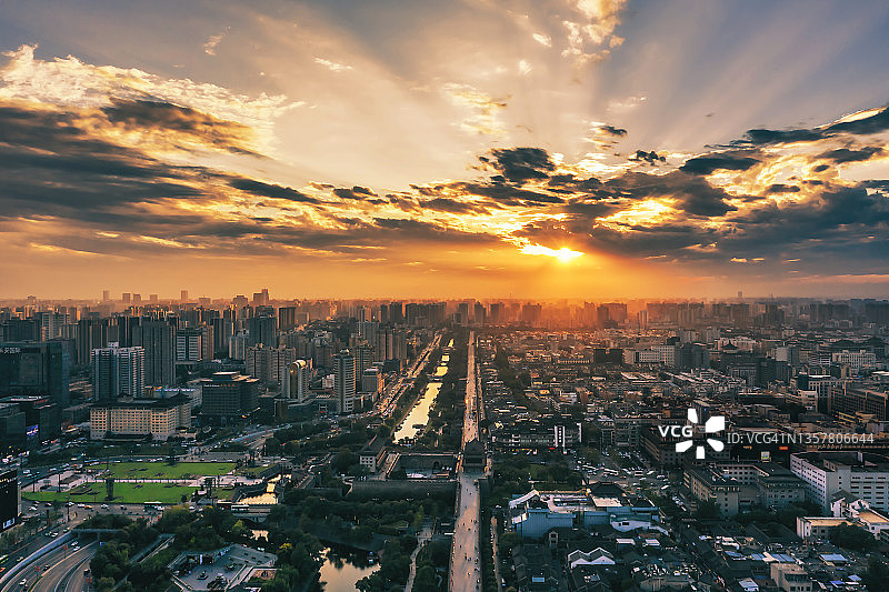 中国西安城市日落鸟瞰图片素材