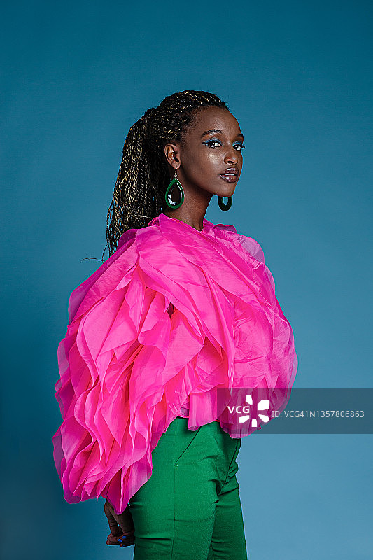 美丽的女人在平淡的背景前图片素材