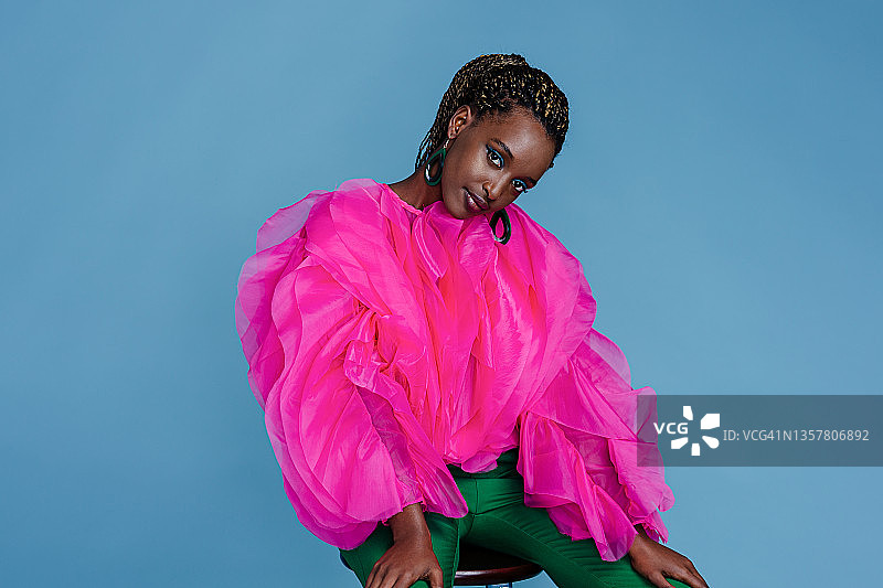 美丽的女人在平淡的背景前图片素材