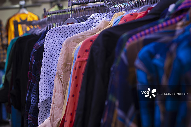 购物中心内衣架上的衣服图片素材