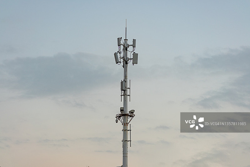 蓝天白云下的5G信号塔图片素材