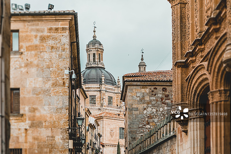 西班牙萨拉曼卡街道和大教堂细节图片素材