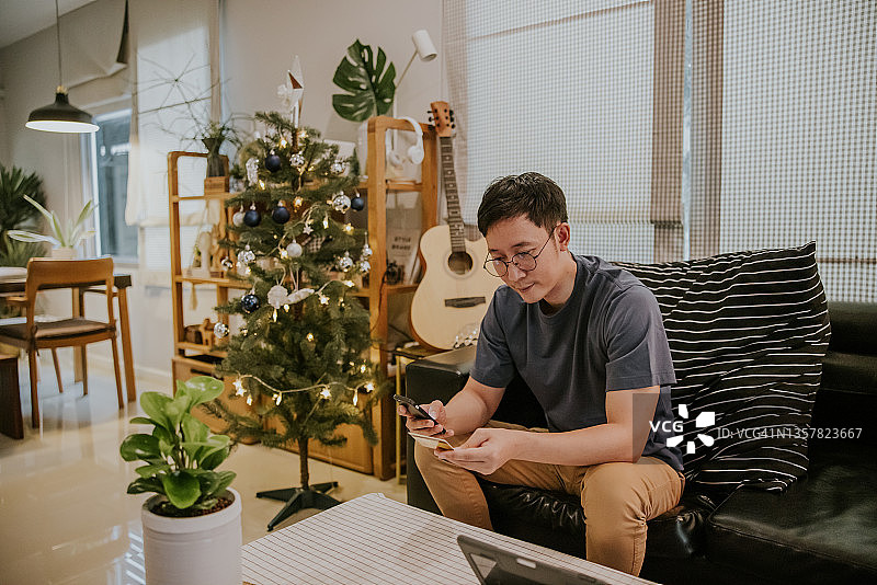在家庆祝圣诞节期间使用手机银行的图片图片素材