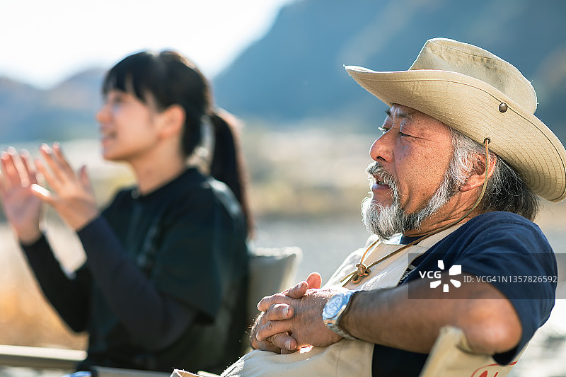 一群人在郊区河岸边享受露营图片素材