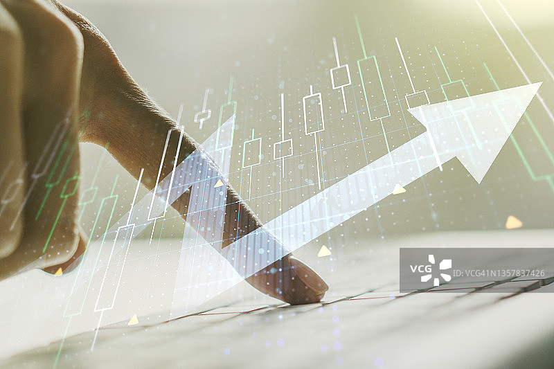 抽象金融图与上升箭头和笔记本电脑打字的多重曝光，上升和突破概念图片素材