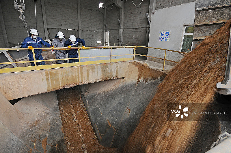 一群工人控制沙石坑图片素材