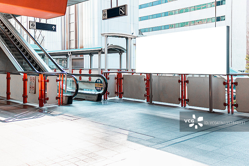 地铁人行道上的空白广告牌图片素材