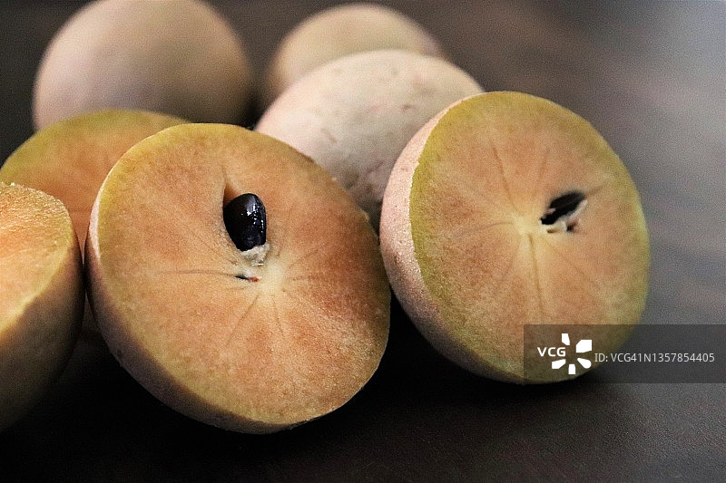 带有种子的半切人心果特写图片素材