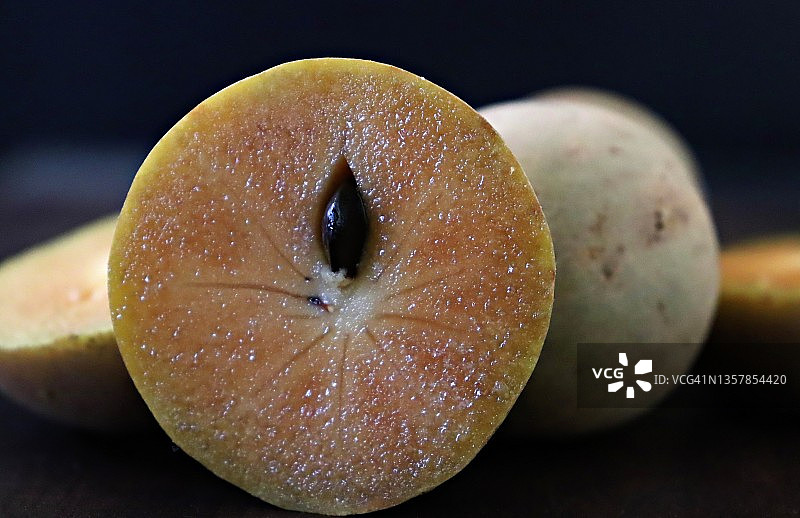 带有种子的半切人心果特写图片素材
