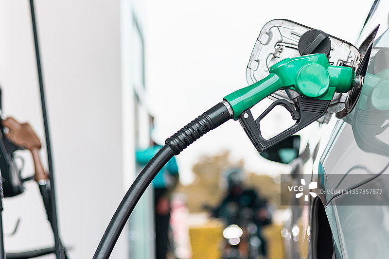 特写：手动给汽车加油图片素材