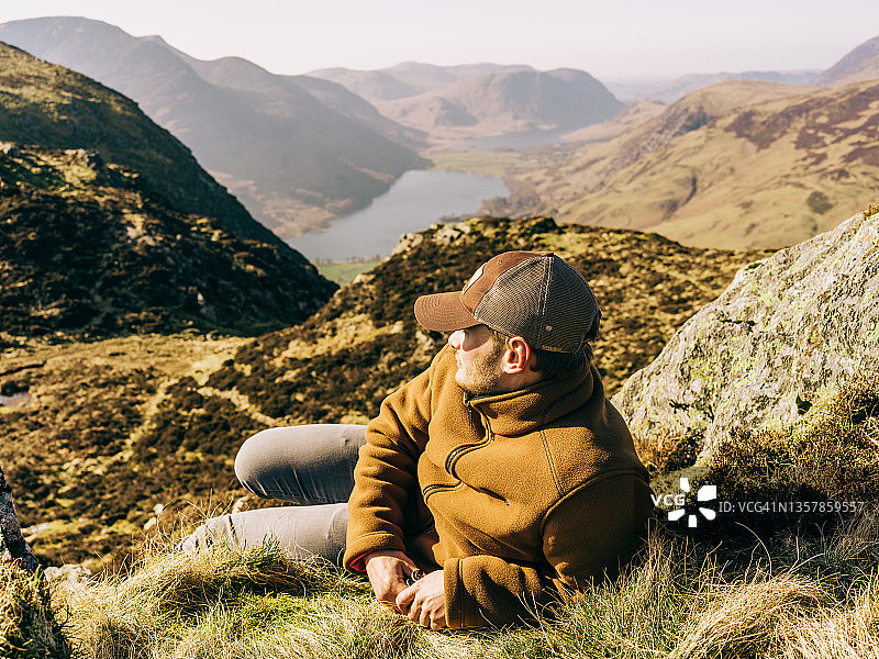 男子在湖区山路上休息图片素材