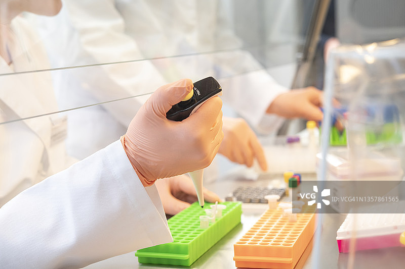 研究员在实验室进行PCR检测图片素材