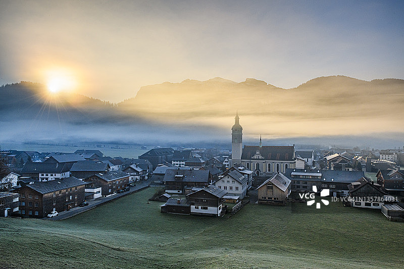 村庄清晨的雾景图片素材
