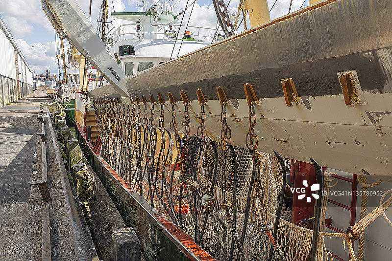 码头上的脉冲捕鱼拖网渔船图片素材