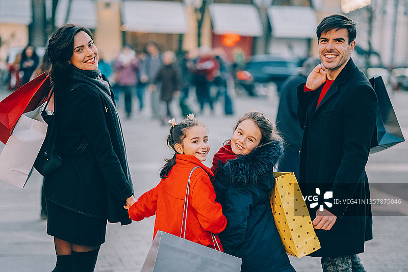 圣诞节购物的一家人图片素材