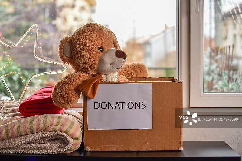 装有泰迪熊的捐款箱图片素材