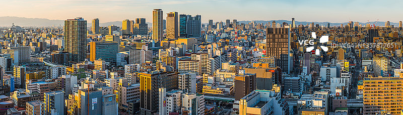 日本大阪拥挤的城市天际线日落时分的空中全景图片素材