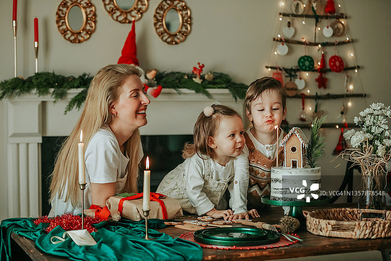 家庭庆祝圣诞节图片素材