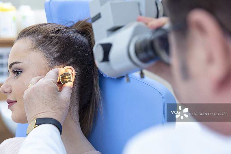 耳朵检查图片素材