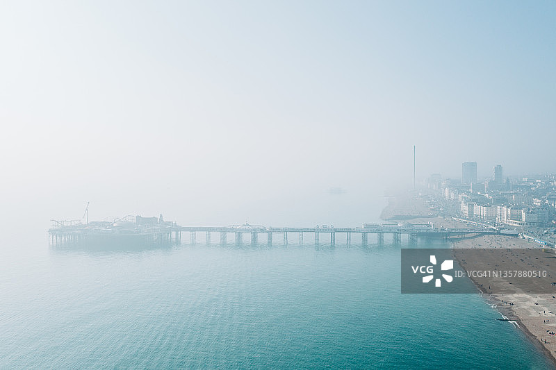 在薄雾中拍摄的布莱顿码头白天航拍图图片素材
