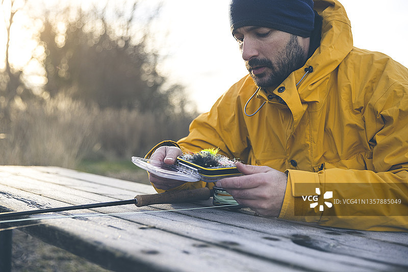 阳光明媚的一天在海中飞蝇钓图片素材