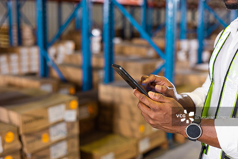 仓库工人检查货物准备交付给客户图片素材