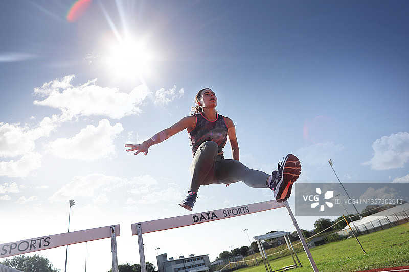跨越障碍的女人图片素材