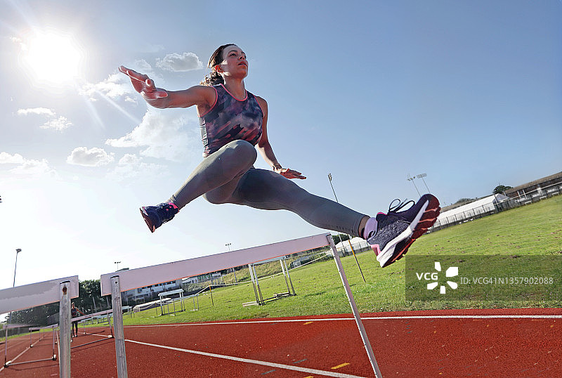 跨越障碍的女人图片素材
