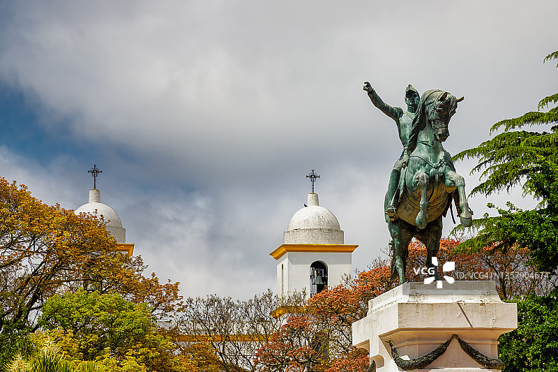 阿根廷布宜诺斯艾利斯查斯科穆斯中央广场的何塞·德·圣马丁雕像图片素材