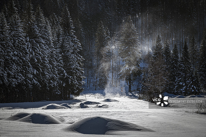 雪山公路穿过山口，斯洛文尼亚图片素材