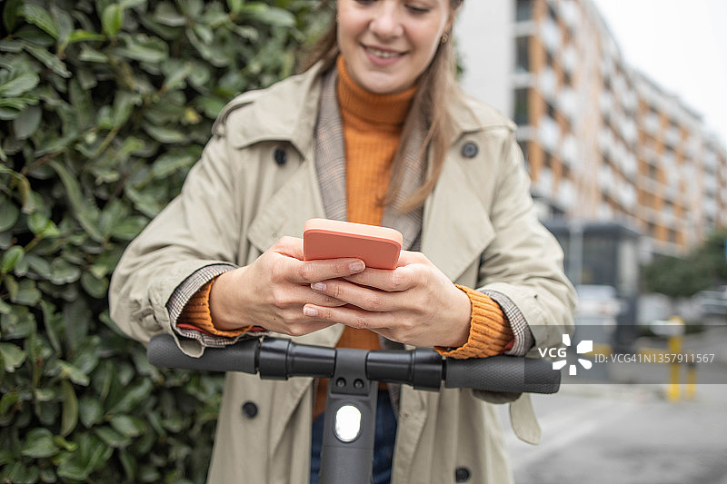 户外微笑年轻女人进行视频通话特写图片素材