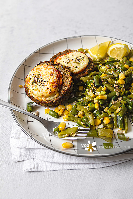 搭配奶酪和沙拉的米汉堡图片素材