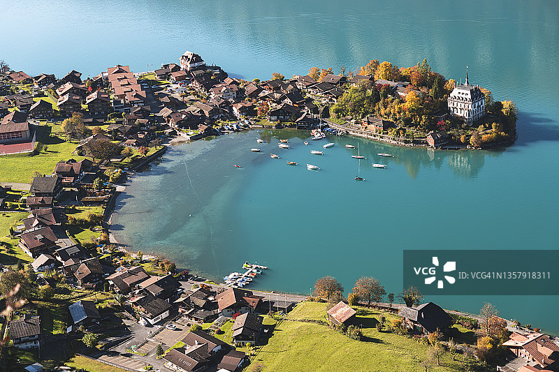 瑞士因特拉肯伊泽尔特瓦尔德村庄的房屋图片素材