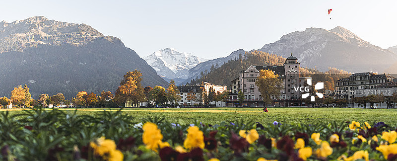 瑞士因特拉肯伊泽尔特瓦尔德的建筑与山脉图片素材
