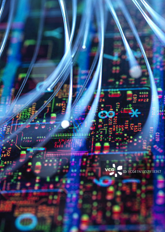 光纤将数据传输到电路板图片素材