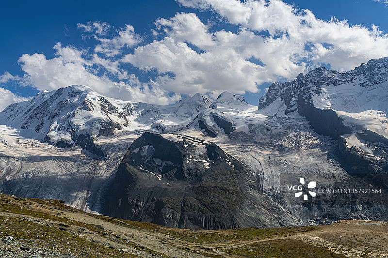 宾尼阿尔卑斯山戈尔内冰川的迷人景色图片素材