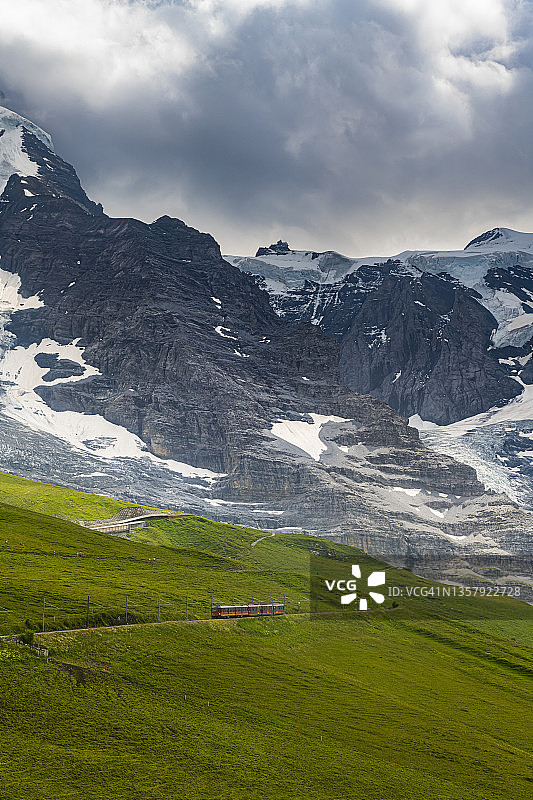 艾格峰北壁前的少女峰铁路图片素材