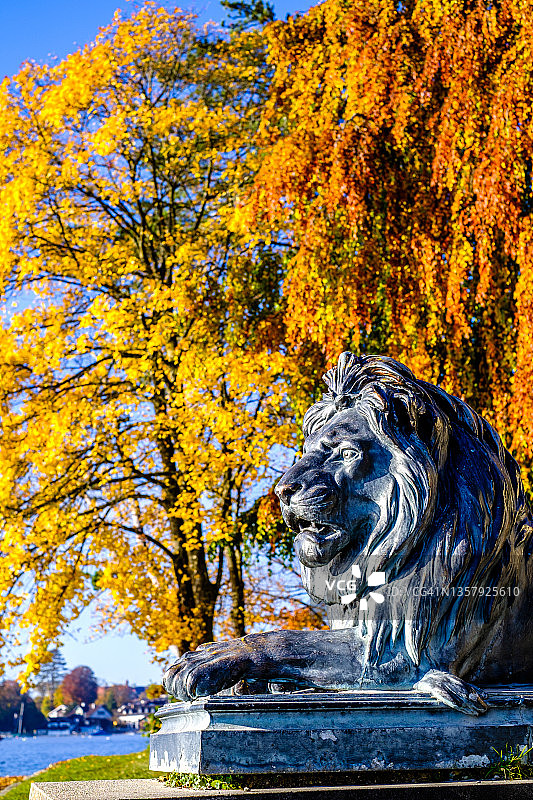 施塔恩贝格湖畔的历史狮子雕像图片素材