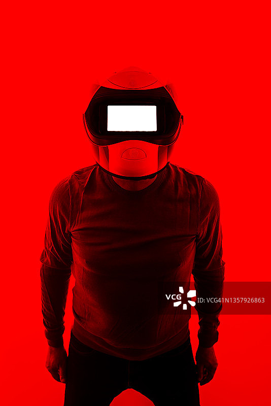 戴着带空白屏幕的未来头盔的男人图片素材
