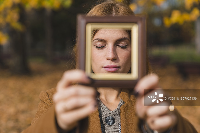 相框中的闭眼女人图片素材
