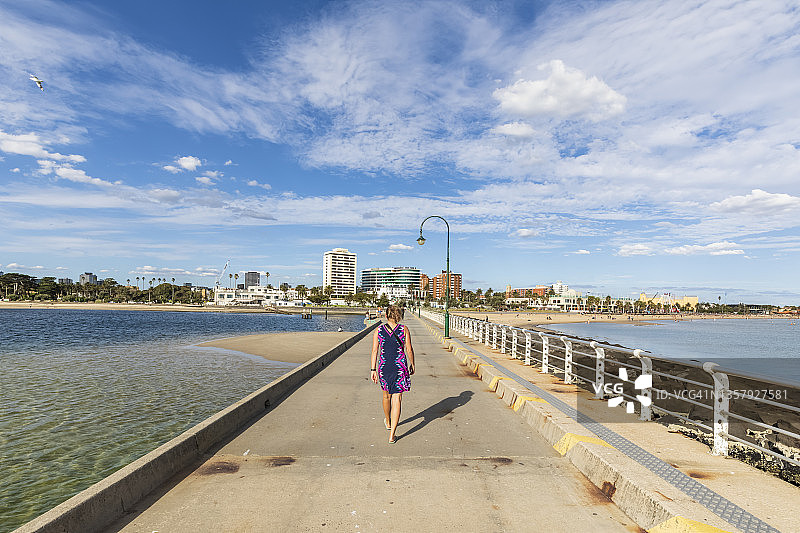 澳大利亚维多利亚州墨尔本圣基尔达码头漫步的女性游客图片素材