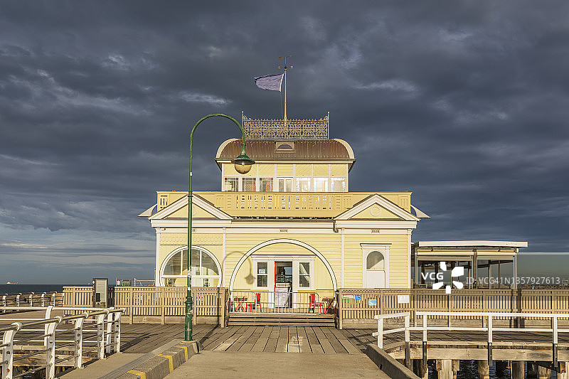 澳大利亚维多利亚州墨尔本圣基尔达码头售货亭外立面的暴风云图片素材