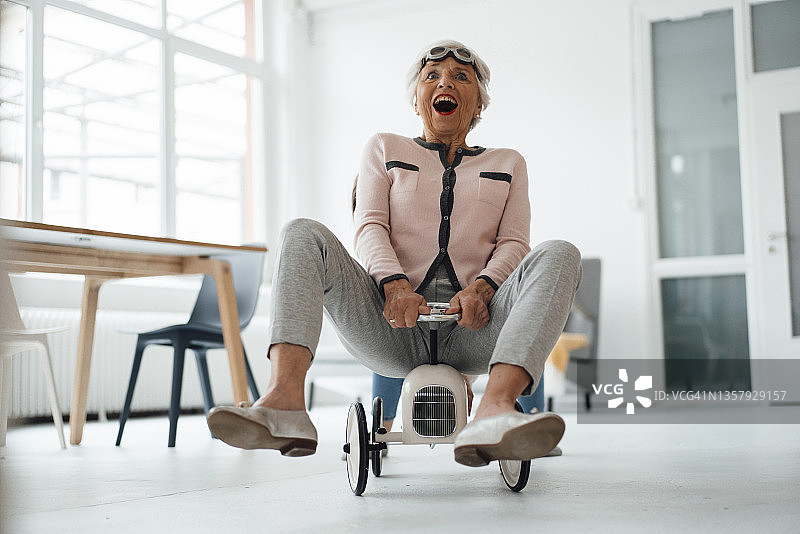 在家玩玩具车的嬉戏女人图片素材