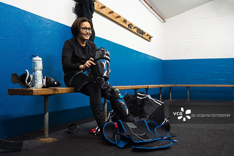 训练冰球的男孩图片素材