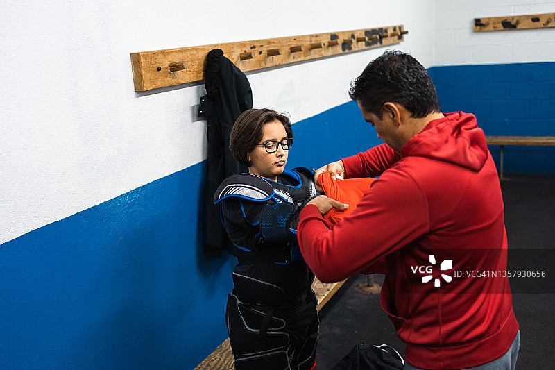 父亲帮助儿子准备训练图片素材