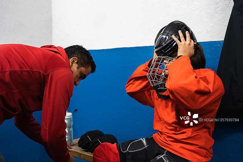 父亲帮助儿子准备训练图片素材